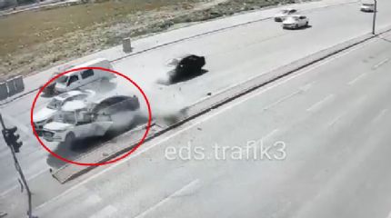Otomobilin çarpması ile araç ikiye bölündü